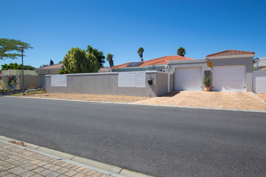 4 Bedroom Property for Sale in Sunningdale Western Cape